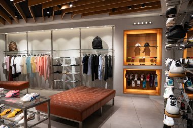 KUALA LUMPUR, MALAYSIA - 15 Mart 2023: Kuala Lumpur 'daki Suria KLCC alışveriş merkezindeki Onitsuka Tiger mağazasının iç çekimi.