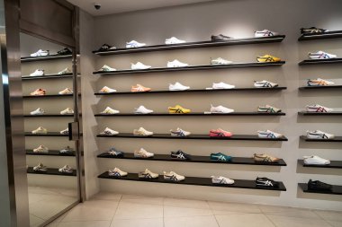 KUALA LUMPUR, MALAYSIA - 15 Mart 2023: Kuala Lumpur 'daki Suria KLCC alışveriş merkezindeki Onitsuka Tiger mağazasının iç çekimi.