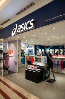 KUALA LUMPUR, MALAYSIA - 15 Mart 2023: Kuala Lumpur 'daki Suria KLCC alışveriş merkezine giriş. Asics, spor kıyafetleri üreten çok uluslu bir Japon şirketidir.. 