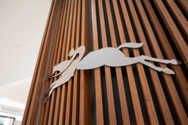 KUALA LUMPUR, MALAYSIA - 15 Mart 2023: Suria KLCC alışveriş merkezinde görülen Longchamp logosu. Longchamp bir Fransız deri eşya şirketidir..