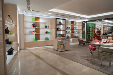 KUALA LUMPUR, MALAYSIA - 15 Mart 2023: Kuala Lumpur 'daki Suria KLCC alışveriş merkezindeki Longchamp mağazasında sergilenen çantalar. Longchamp bir Fransız deri eşya şirketidir..