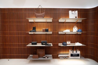 KUALA LUMPUR, MALAYSIA - 15 Mart 2023: Kuala Lumpur 'daki Suria KLCC alışveriş merkezindeki Bally mağazası.