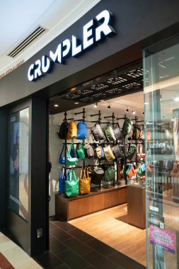 KUALA LUMPUR, MALAYSIA - 15 Mart 2023: Suria KLCC alışveriş merkezindeki Crumpler mağazasına giriş. Crumpler, Avustralyalı çanta markası ve üreticisi..