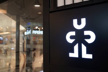 KUALA LUMPUR, MALAYSIA - 15 Mart 2023: Kuala Lumpur 'daki Suria KLCC alışveriş merkezinde görülen Crumpler işaretinin yakın çekimi. Crumpler, Avustralyalı çanta markası ve üreticisi..