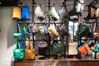 KUALA LUMPUR, MALAYSIA - 15 Mart 2023: Suria KLCC alışveriş merkezindeki Crumpler mağazasında sergilenen çantalar. Crumpler, Avustralyalı çanta markası ve üreticisi..