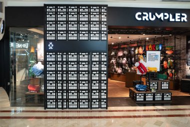 KUALA LUMPUR, MALAYSIA - 15 Mart 2023: Kuala Lumpur 'daki Suria KLCC alışveriş merkezinde Crumpler mağazası. Crumpler, Avustralyalı çanta markası ve üreticisi..