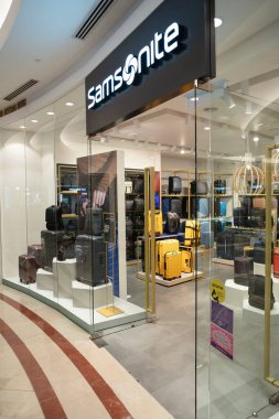 KUALA LUMPUR, MALAYSIA - 15 Mart 2023: Suria KLCC alışveriş merkezindeki Samsonite mağazasına giriş. Samsonite, Amerikalı bir bagaj üreticisi ve perakendecisi..