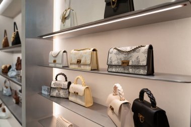 KUALA LUMPUR, MALAYSIA - 15 Mart 2023: Kuala Lumpur 'daki Suria KLCC alışveriş merkezindeki Charles ve Keith mağazasında sergilenen çantalar.