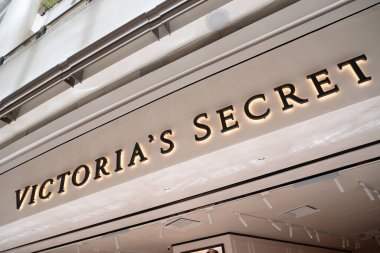KUALA LUMPUR, MALAYSIA - 15 Mart 2023: Victoria 's Secret mağazası Kuala Lumpur' daki Suria KLCC alışveriş merkezinde görülmektedir.