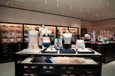 KUALA LUMPUR, MALAYSIA - 15 Mart 2023: Kuala Lumpur 'daki Victoria' s Secret mağazasında iç çamaşırı sergileniyor.