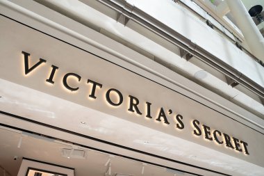 KUALA LUMPUR, MALAYSIA - 15 Mart 2023: Victoria 's Secret mağazası Kuala Lumpur' daki Suria KLCC alışveriş merkezinde görülmektedir.