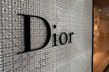 KUALA LUMPUR, MALAYSIA - 15 Mart 2023: Kuala Lumpur 'daki Suria KLCC alışveriş merkezindeki Dior işaretinin yakın çekimi.