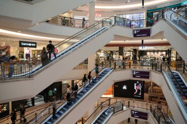 KUALA LUMPUR, MALAYSIA - 15 Mart 2023: Kuala Lumpur 'daki Suria KLCC alışveriş merkezinin iç çekimi.