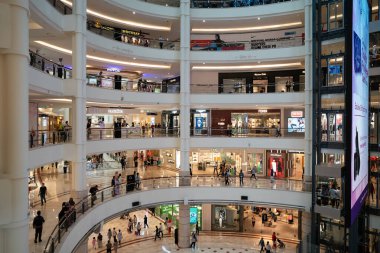 KUALA LUMPUR, MALAYSIA - 15 Mart 2023: Kuala Lumpur 'daki Suria KLCC alışveriş merkezinin iç çekimi.