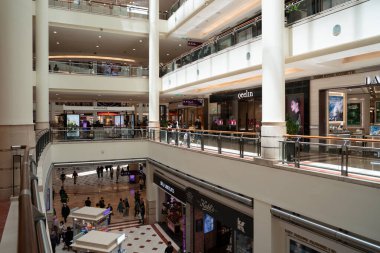 KUALA LUMPUR, MALAYSIA - 15 Mart 2023: Kuala Lumpur 'daki Suria KLCC alışveriş merkezinin iç çekimi.