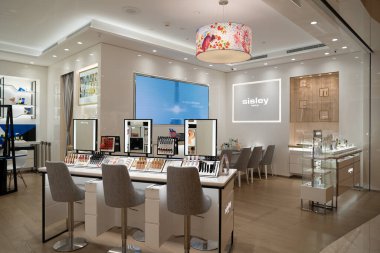 KUALA LUMPUR, MALAYSIA - 15 Mart 2023: Kuala Lumpur 'daki Sisley mağazasında makyaj ürünleri.