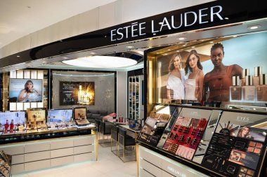 KUALA LUMPUR, MALAYSIA - 15 Mart 2023: Kuala Lumpur 'daki Isetan mağazasında Estee Lauder ürünleri sergileniyor.