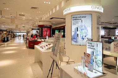 KUALA LUMPUR, MALAYSIA - 15 Mart 2023: Kuala Lumpur 'daki Isetan mağazasının iç çekimleri.