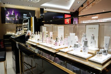 KUALA LUMPUR, MALAYSIA - 15 Mart 2023: Kuala Lumpur 'daki The History of Whoo store' da kozmetik ürünler sergileniyor.