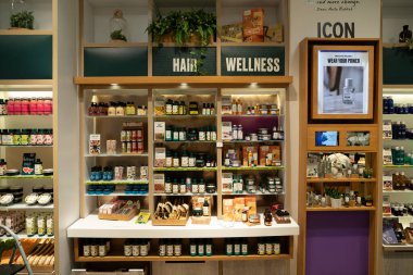 KUALA LUMPUR, MALAYSIA - 15 Mart 2023: Kuala Lumpur 'daki Kaportacı Dükkanı' nda kozmetik ürünleri sergileniyor.