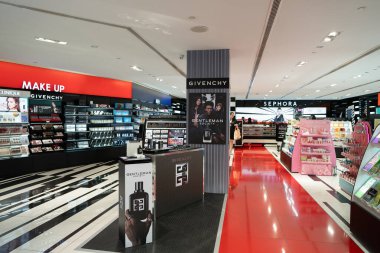 KUALA LUMPUR, MALAYSIA - 15 Mart 2023: Kuala Lumpur 'daki Suria KLCC' de Sephora mağazasında makyaj ürünleri sergileniyor.