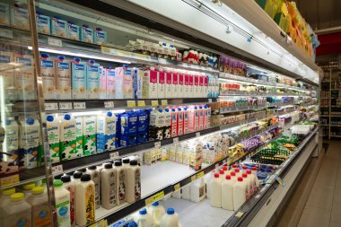 KUALA LUMPUR, MALAYSIA - 15 Mart 2023: Kahraman Market Bandar Sri Damansara 'da satılık süt.