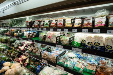 KUALA LUMPUR, MALAYSIA - 15 Mart 2023: HeroMarket Bandar Sri Damansara 'da satılık üretim.