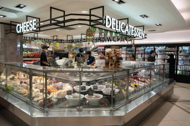 KUALA LUMPUR, MALAYSIA - 15 Mart 2023: Kuala Lumpur 'daki Soğuk Depo süpermarketinde peynir ve şarküteri bölümü.