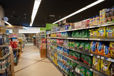 KUALA LUMPUR, MALAYSIA - 15 Mart 2023: Kuala Lumpur 'daki Soğuk Depo süpermarketinin iç çekimi.