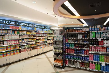 KUALA LUMPUR, MALAYSIA - 15 Mart 2023: Kuala Lumpur 'daki Soğuk Depo süpermarketinde satılık kişisel bakım ürünleri.