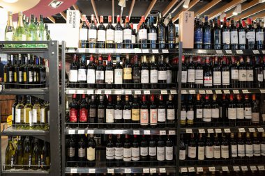 KUALA LUMPUR, MALAYSIA - 15 Mart 2023: Kuala Lumpur 'daki Soğuk Depo süpermarketinde Şarap ve İçki Bölümü.