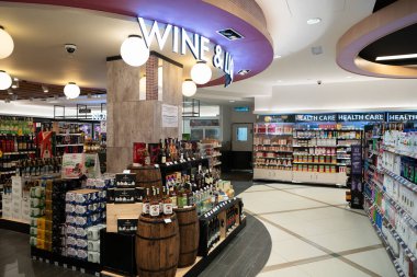 KUALA LUMPUR, MALAYSIA - 15 Mart 2023: Kuala Lumpur 'daki Soğuk Depo süpermarketinde Şarap ve İçki Bölümü.