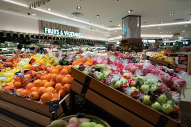 KUALA LUMPUR, MALAYSIA - 15 Mart 2023: Kuala Lumpur 'daki Soğuk Depo süpermarketinde satılık meyve ve sebzeler.