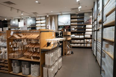 KUALA LUMPUR, MALAYSIA - 15 Mart 2023: Kuala Lumpur 'daki Muji mağazasında satılık mallar.