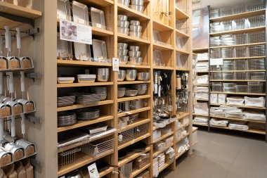 KUALA LUMPUR, MALAYSIA - 15 Mart 2023: Kuala Lumpur 'daki Muji mağazasında satılık mallar.