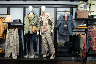 KUALA LUMPUR, MALAYSIA - 11 Mart 2023: Kuala Lumpur 'daki Timberland mağazasında giydirilmiş mankenler.