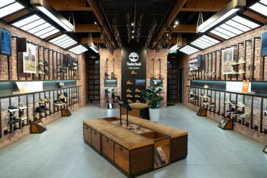 KUALA LUMPUR, MALAYSIA - 11 Mart 2023: Kuala Lumpur Timberland mağazasında ayakkabılar sergileniyor.