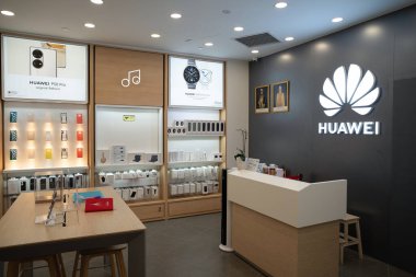 KUALA LUMPUR, MALAYSIA - 15 Mart 2023: Suria KLCC alışveriş merkezindeki Huawei mağazasının içi.