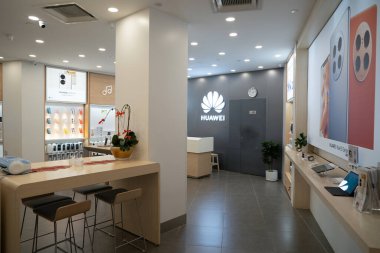 KUALA LUMPUR, MALAYSIA - 15 Mart 2023: Suria KLCC alışveriş merkezindeki Huawei mağazasının içi.