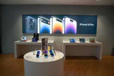 KUALA LUMPUR, MALAYSIA - 15 Mart 2023: Kuala Lumpur 'daki Makina Suria KLCC Apple Premium Partner Mağazası.