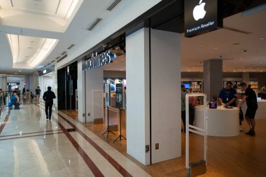 KUALA LUMPUR, MALAYSIA - 15 Mart 2023: Kuala Lumpur 'da Makineler Suria KLCC Apple Premium Partner Mağazası.