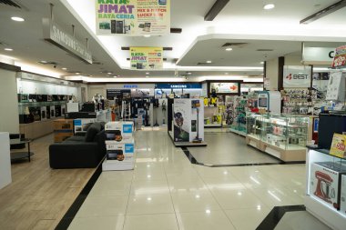 KUALA LUMPUR, MALAYSIA - 15 Mart 2023: Suria KLCC alışveriş merkezindeki Best Denki mağazasında ev aletleri sergileniyor.