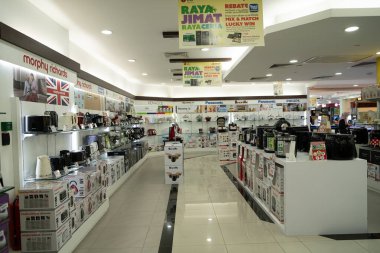 KUALA LUMPUR, MALAYSIA - 15 Mart 2023: Suria KLCC alışveriş merkezindeki Best Denki mağazasında ev aletleri sergileniyor.