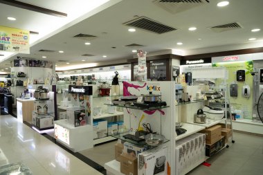 KUALA LUMPUR, MALAYSIA - 15 Mart 2023: Suria KLCC alışveriş merkezindeki Best Denki mağazasında ev aletleri sergileniyor.