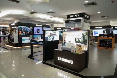 KUALA LUMPUR, MALAYSIA - 15 Mart 2023: Suria KLCC alışveriş merkezindeki Best Denki mağazasında satılık düz ekran televizyonlar.