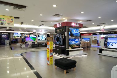 KUALA LUMPUR, MALAYSIA - 15 Mart 2023: Suria KLCC alışveriş merkezindeki Best Denki mağazasında satılık düz ekran televizyonlar.