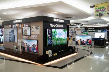 KUALA LUMPUR, MALAYSIA - 15 Mart 2023: Suria KLCC alışveriş merkezindeki Best Denki mağazasında satılık düz ekran televizyonlar.