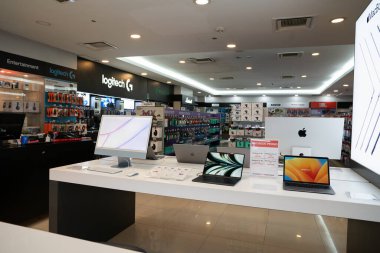 KUALA LUMPUR, MALAYSIA - 15 Mart 2023: Suria KLCC alışveriş merkezindeki All IT mağazasında dizüstü bilgisayarlar.