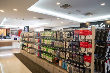 KUALA LUMPUR, MALAYSIA - 15 Mart 2023: Suria KLCC alışveriş merkezindeki All IT mağazasında sergilenen eşyalar.