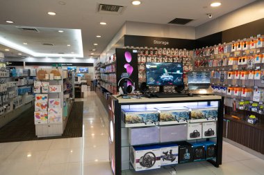 KUALA LUMPUR, MALAYSIA - 15 Mart 2023: Suria KLCC alışveriş merkezindeki All IT mağazasında sergilenen eşyalar.